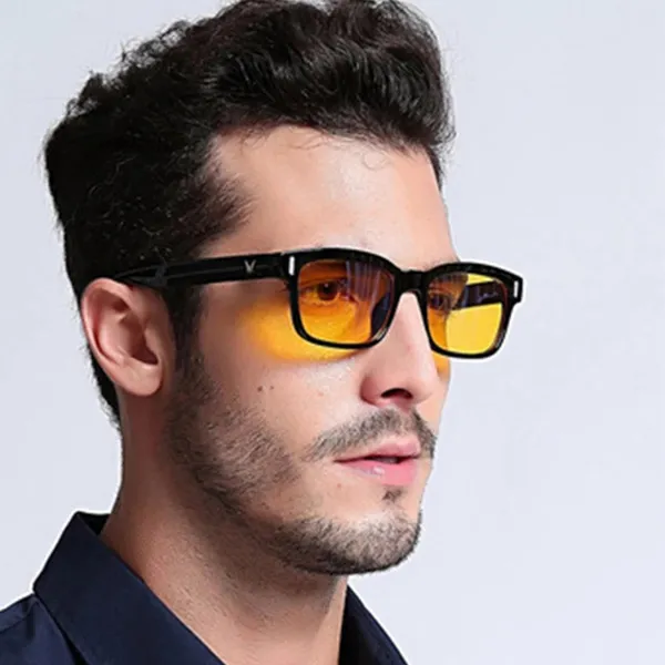 O Estilo Encontra A Era Digital: Os Óculos Com Lentes Amarelas - Neste Contexto, A Utilização De Óculos Com Lentes Amarelas Emerge Como Uma Estratégia Essencial Para Proteger A Visão Na Era Digital.